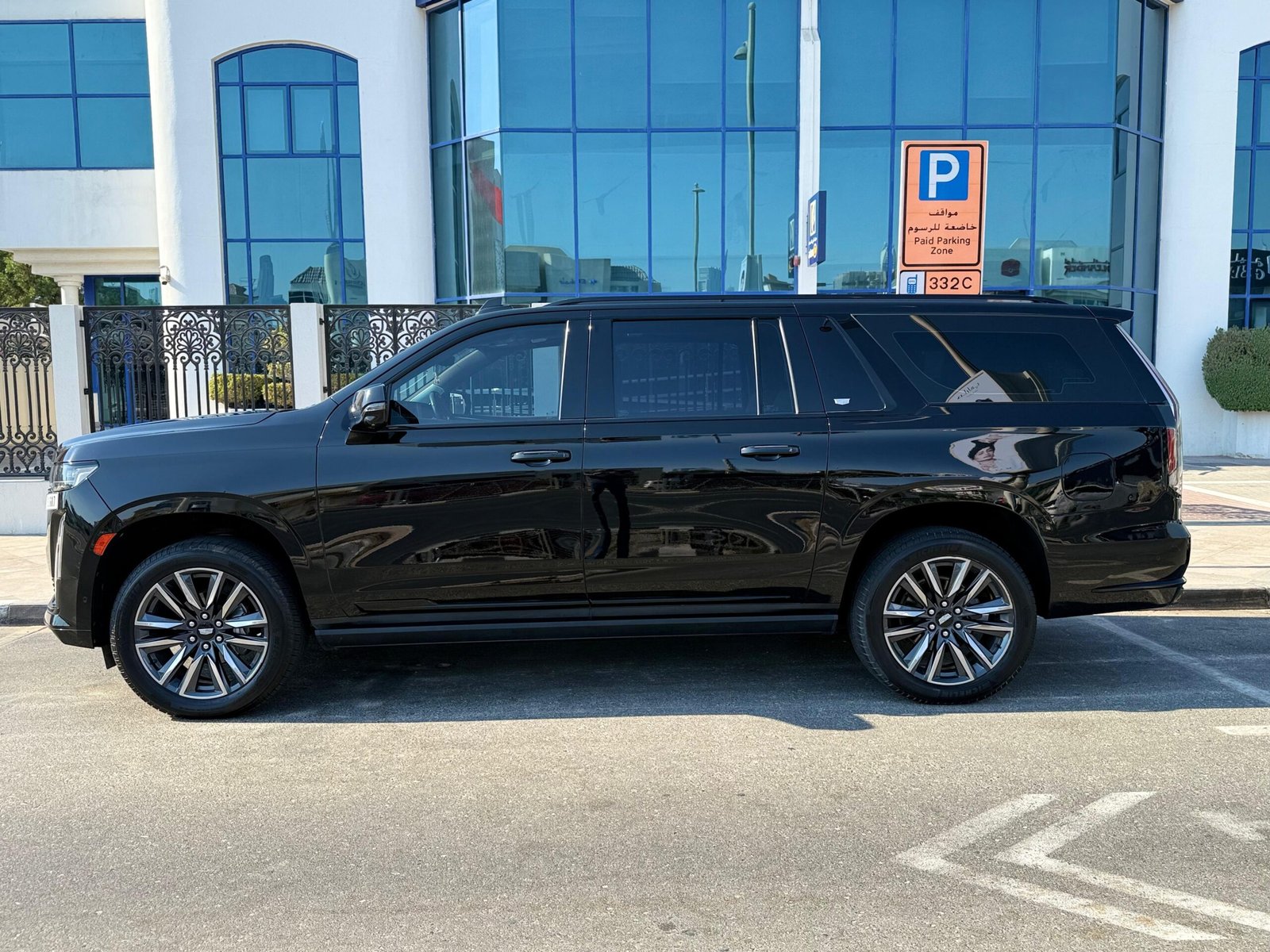 Cadillac Escalade mit Chauffeur Dubai