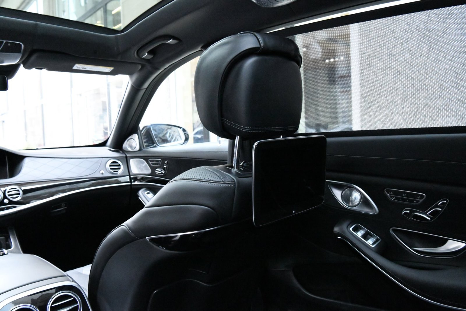 Mercedes-Benz Maybach mit Chauffeur Dubai