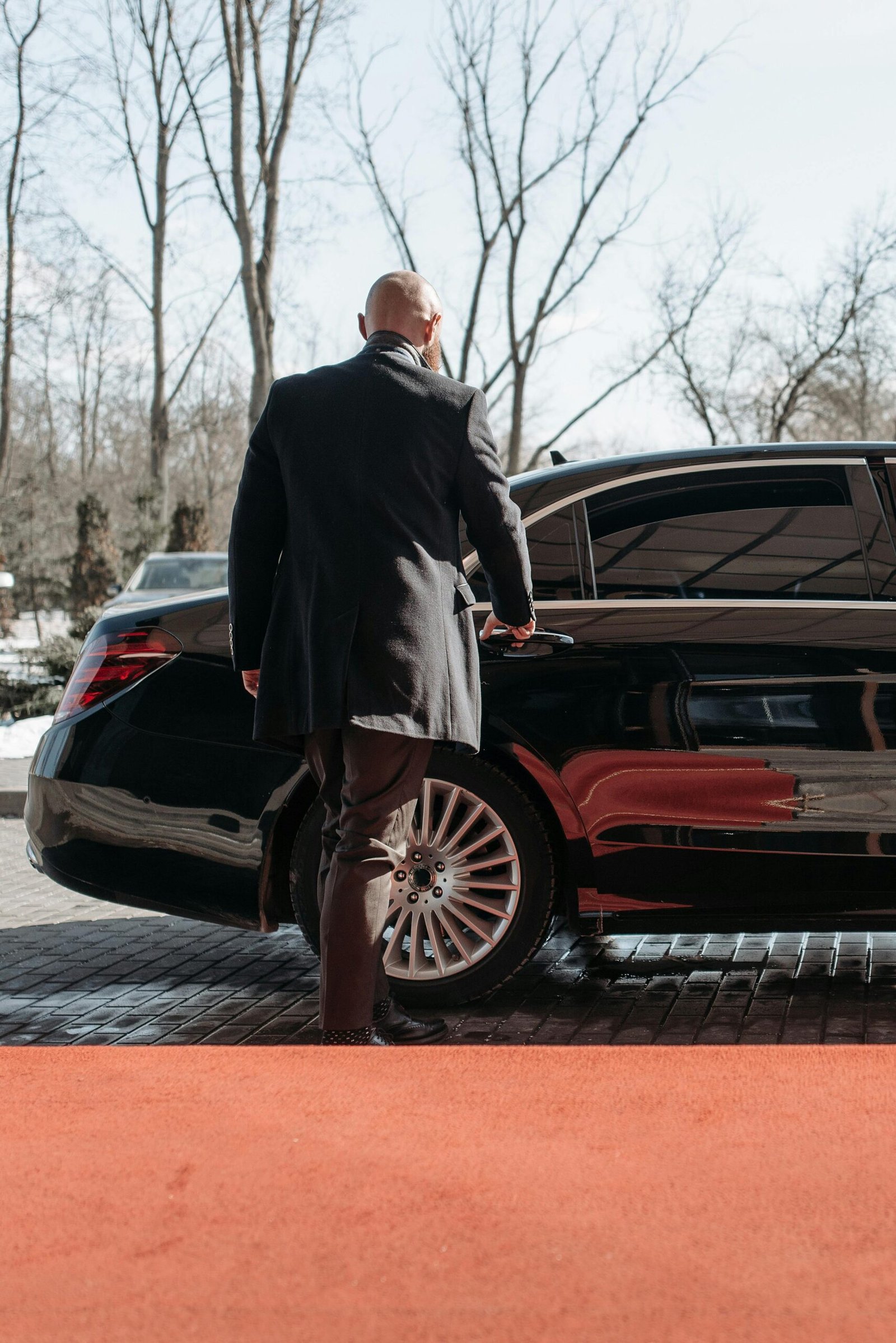 Professioneller Chauffeur Luxury Chauffeurs Dubai